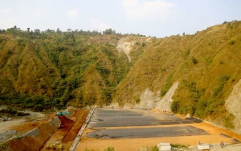 बाढीले बगाएको फोहर व्यवस्थापन गर्नुपर्दा बञ्चरेडाँडामा बढ्यो फोहर